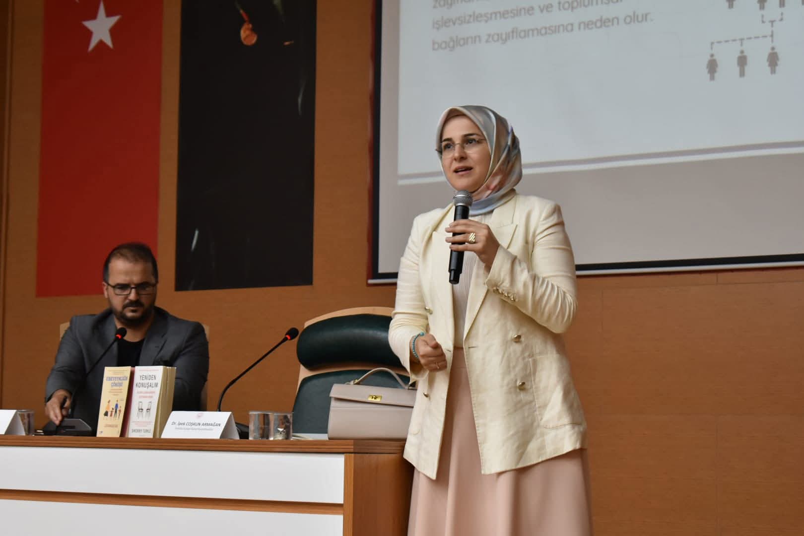 Bursa’da “Dijital Dünyada Aile Aklını Korumak” Konulu Söyleşi Gerçekleştirildi