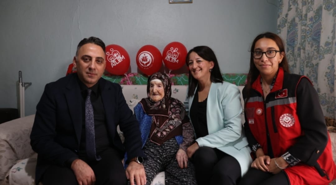Edirne’de 1 Ekim Dünya Yaşlılar Günü  Münasebetiyle 100. Yaşını Kutlayan Seher Topaç, Ziyaret Edildi