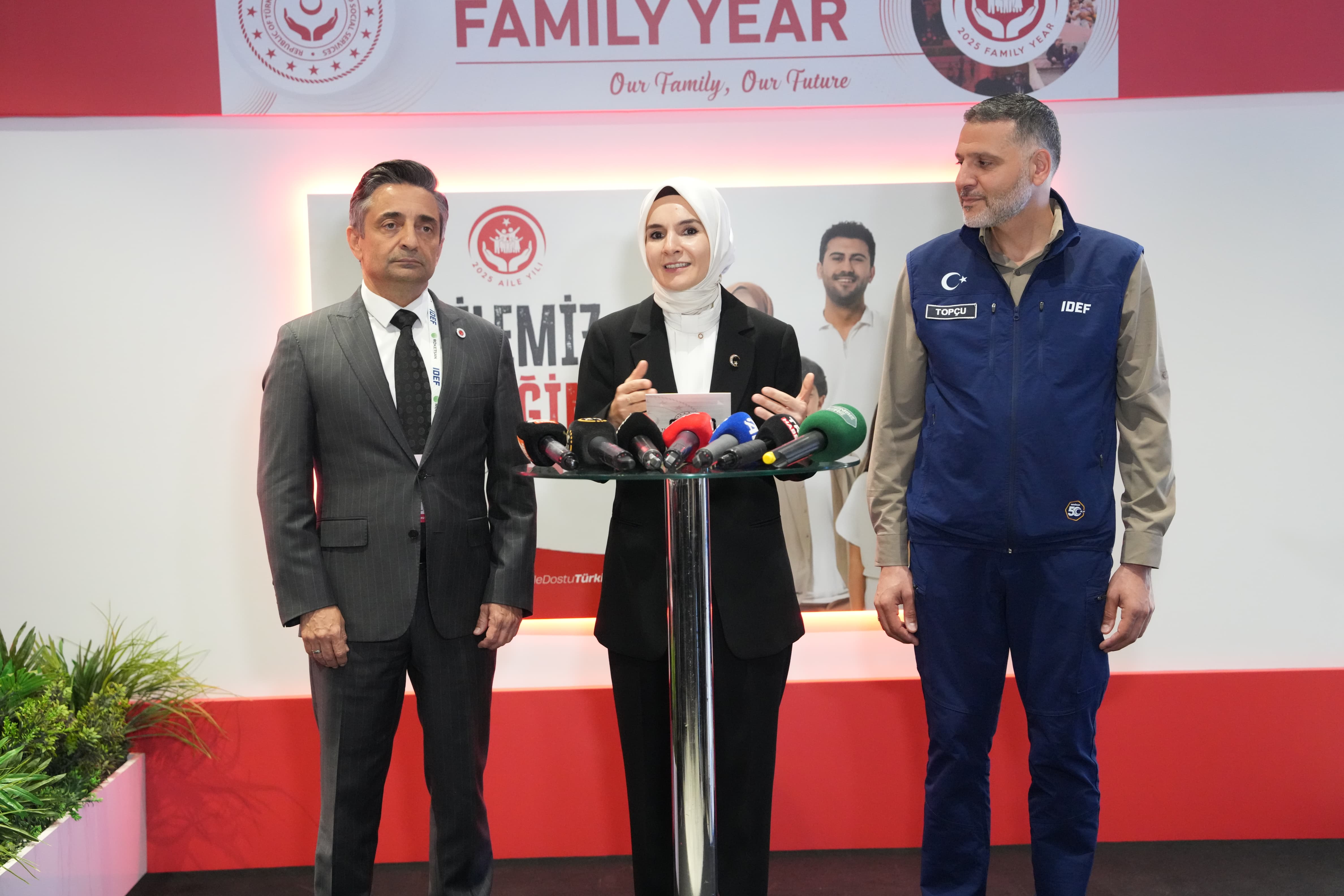 Aile ve Sosyal Hizmetler Bakanımız Göktaş, IDEF 2025'i Ziyaret Etti