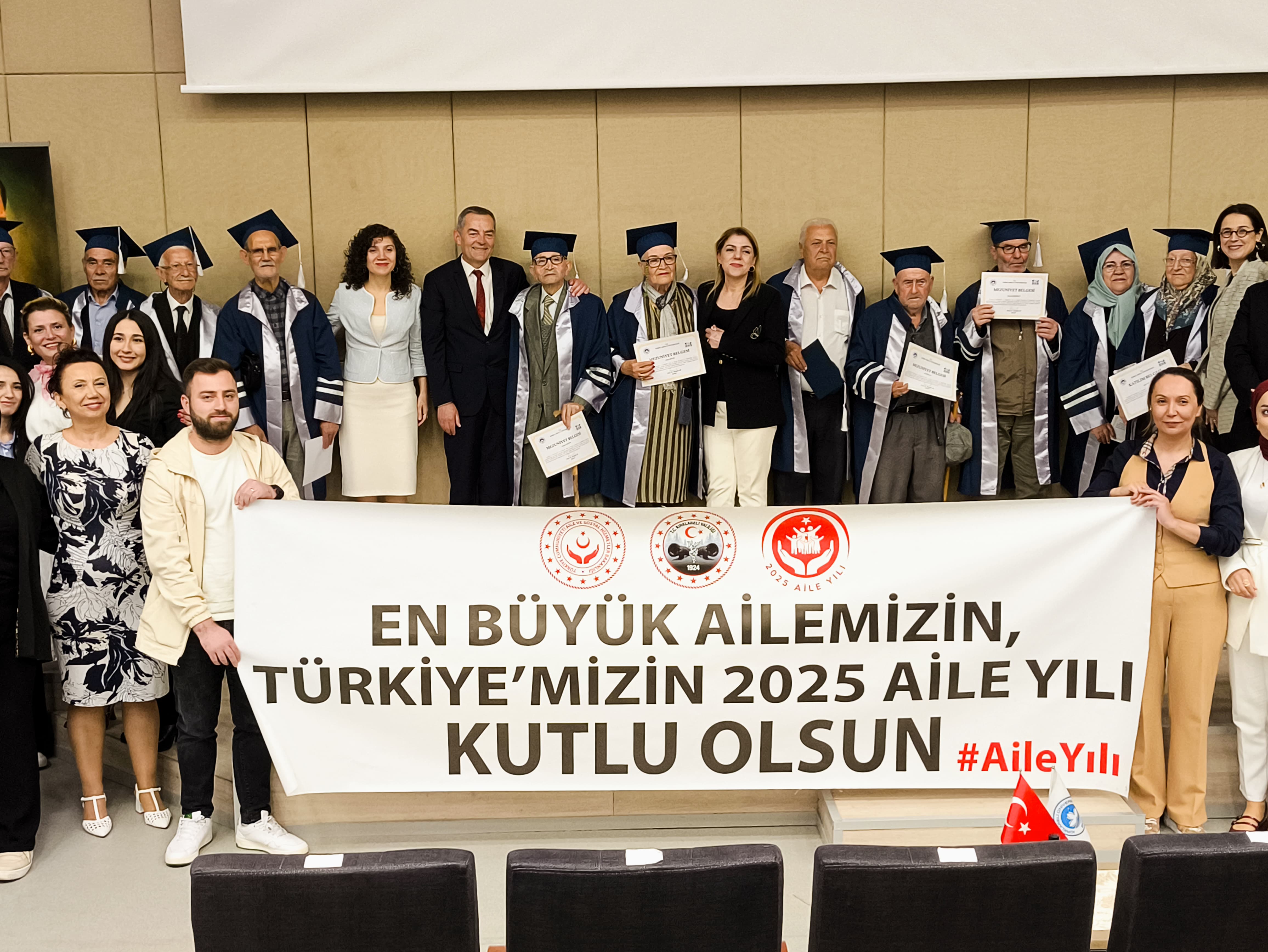 Kırklareli’nde "Nesiller Arası Gelişim Merkezi Projesi" İle Huzurevi Sakinlerinin Mezuniyet Sevinci