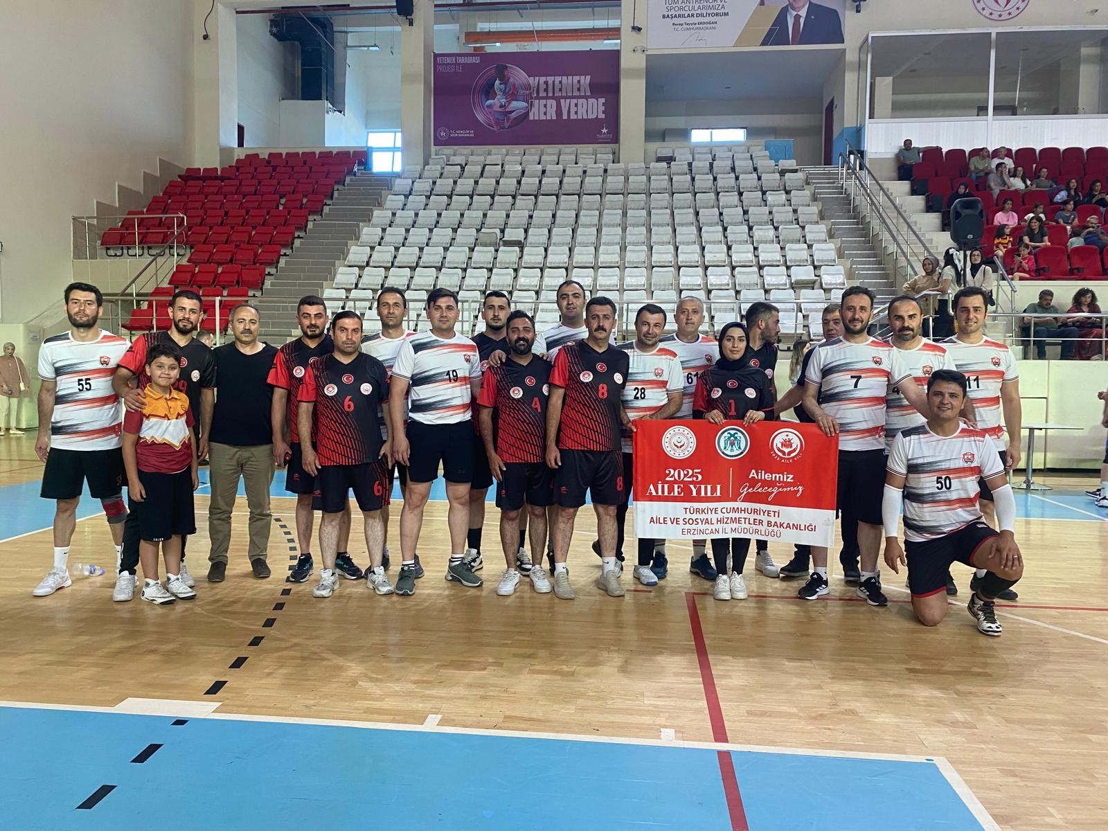 Erzincan’da Düzenlenen Voleybol Turnuvasında Aile Yılı Pankartları Açıldı