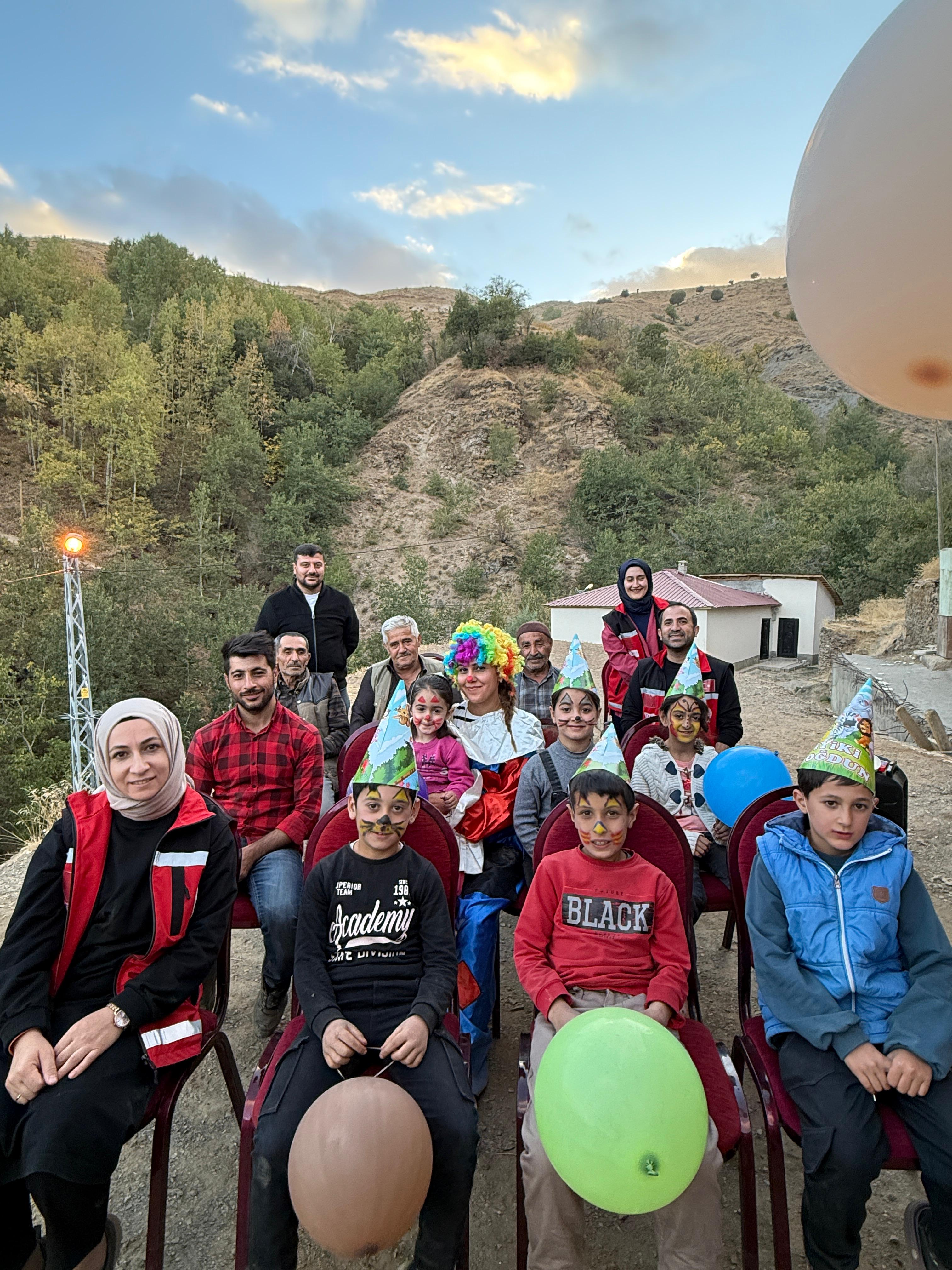 Bitlis Hizan Uzuntaş Köyünde Açık Hava Sineması ve Çocuk Etkinliği Düzenlendi