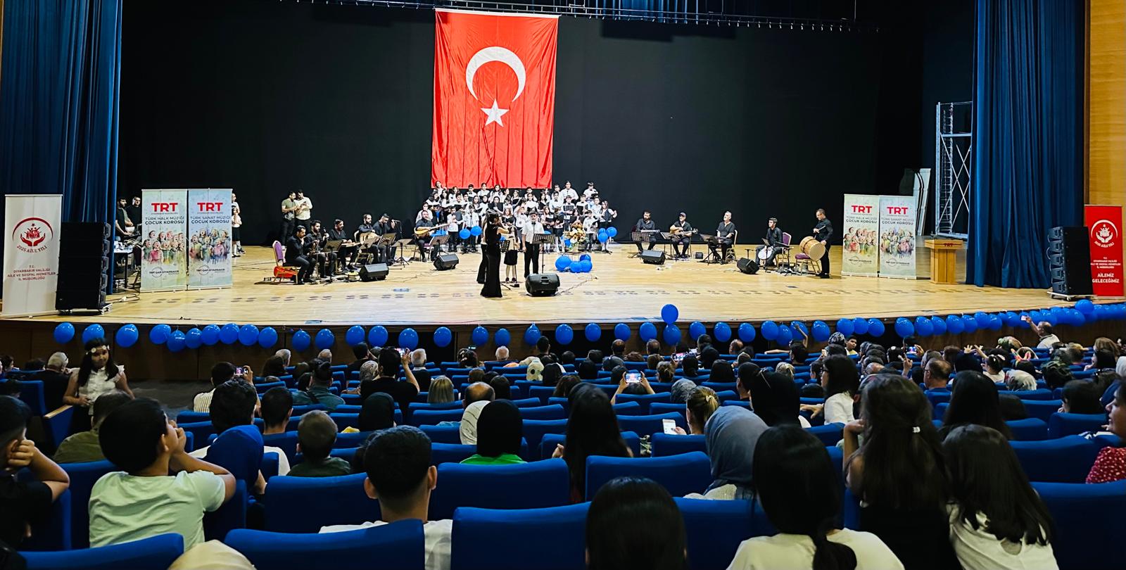 Diyarbakır’da Türk Halk ve Sanat Müziği Çocuk Korosu Sahne Aldı