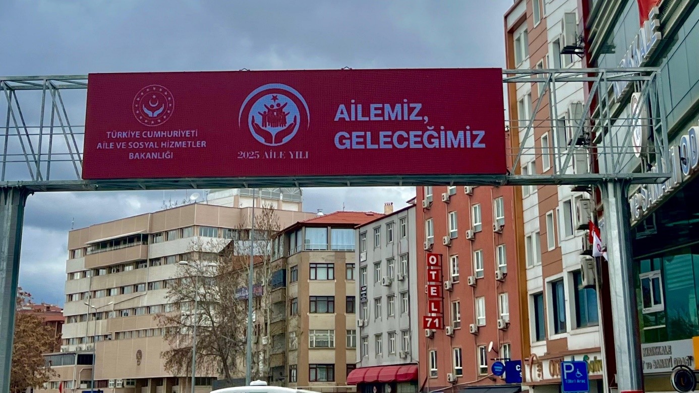 Kırıkkale’de Aile Yılı Farkındalık Çalışmaları Kapsamında Tabelalarda Aile Yılına Özgü Mesajlar Yayınladı
