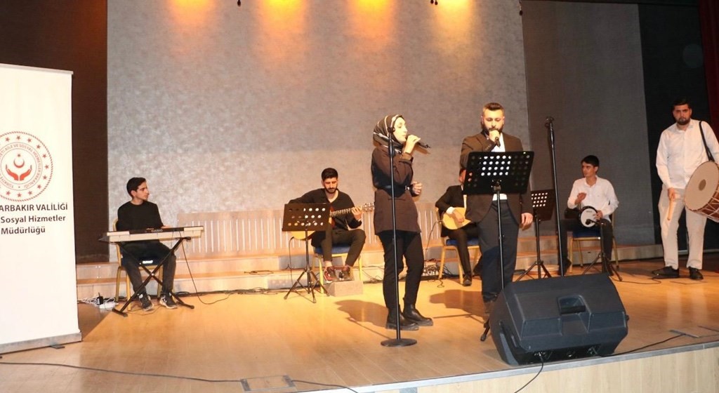 Diyarbakır’da Aile Yılı Etkinlikleri Kapsamında Şiir ve Türkü Dinletisi Düzenlendi