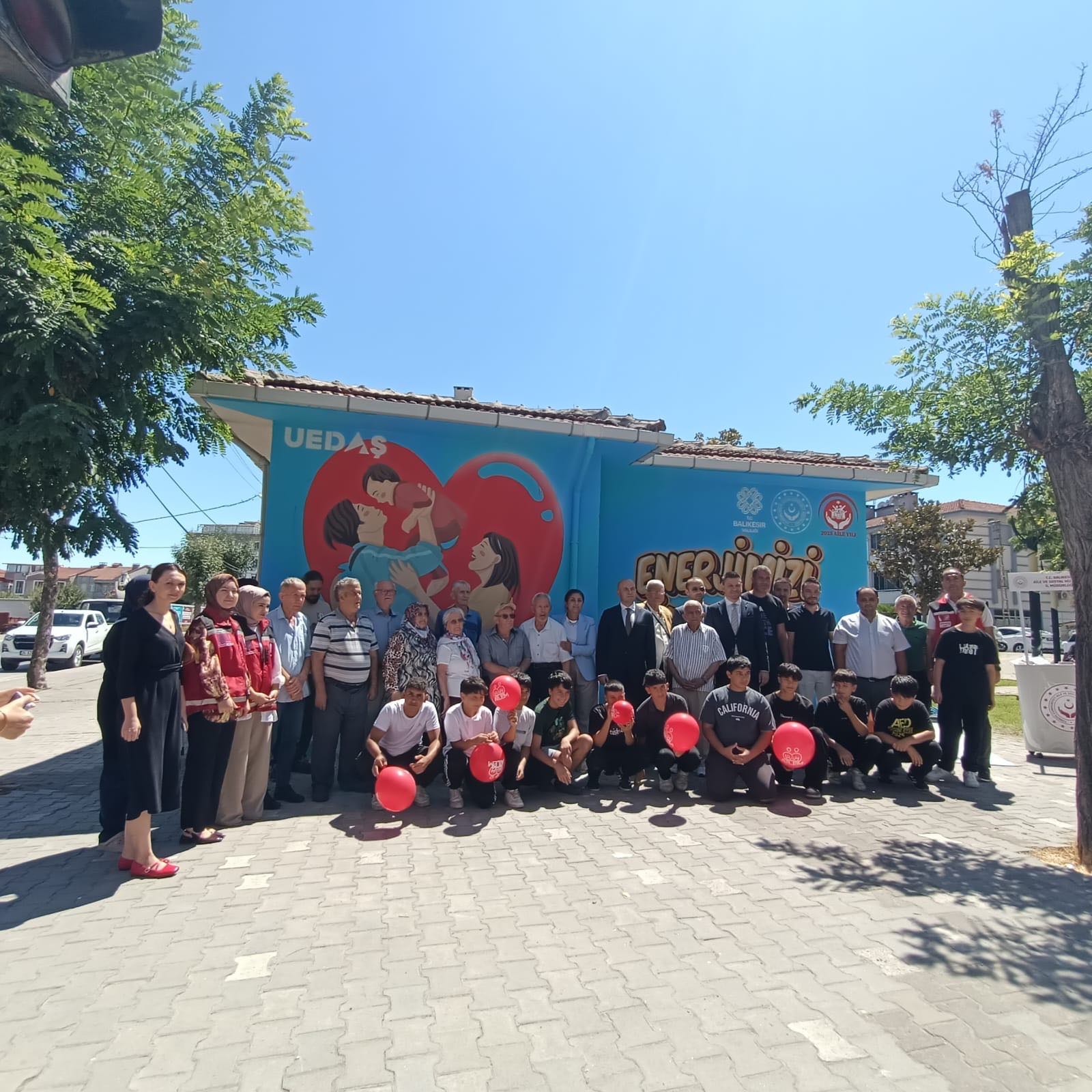 Balıkesir’de Elektrik Trafosuna Aile Yılına Dikkat Çeken Grafiti Çalışması Yapıldı