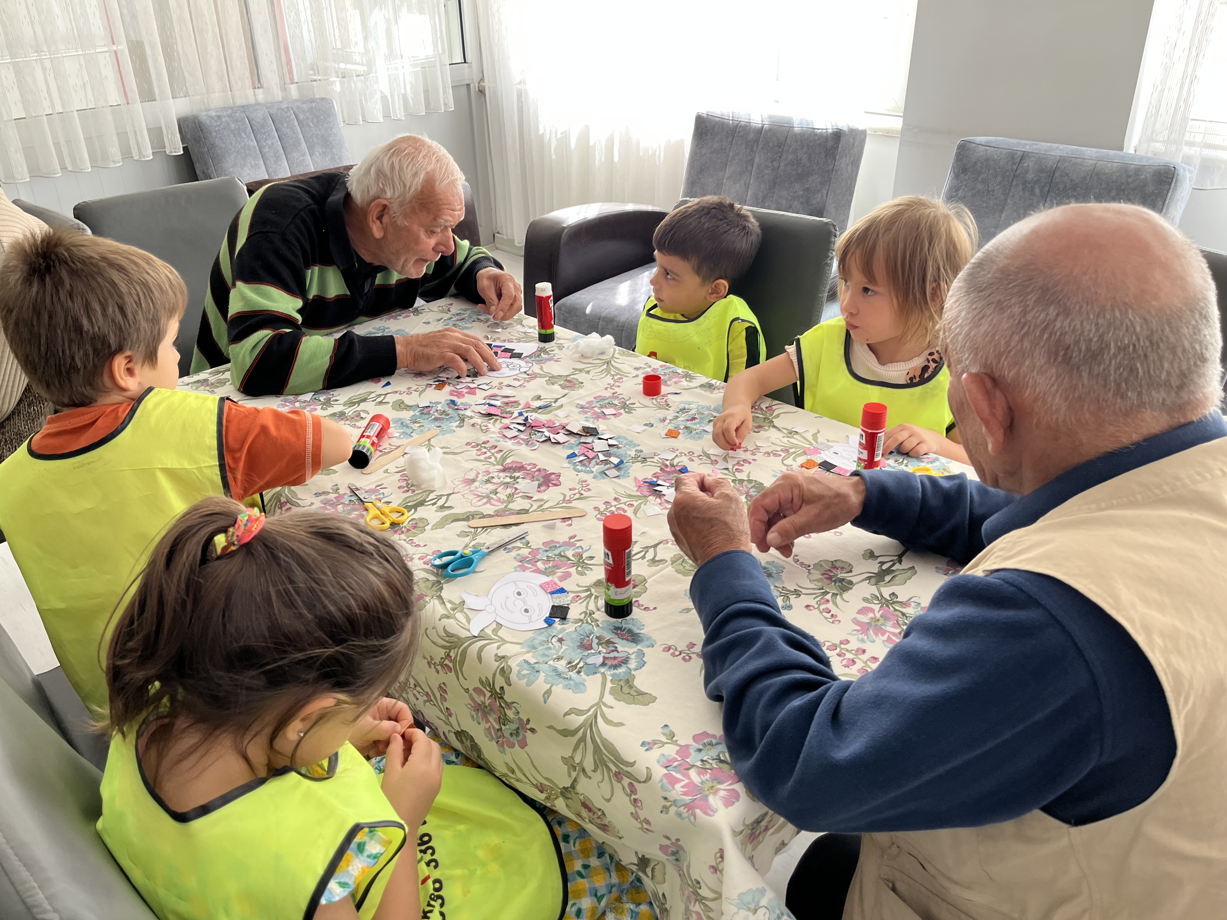 Isparta’da Huzurevi Sakinleri ve Kreş Çocukları Birlikte Boyama Etkinliği Yaptılar