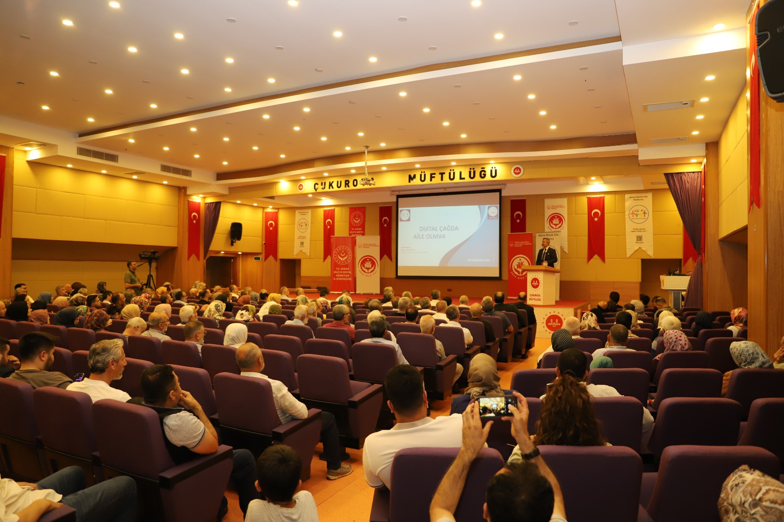 Adana’da “Dijital Çağda Aile Olmak” Konulu Konferans Gerçekleştirildi