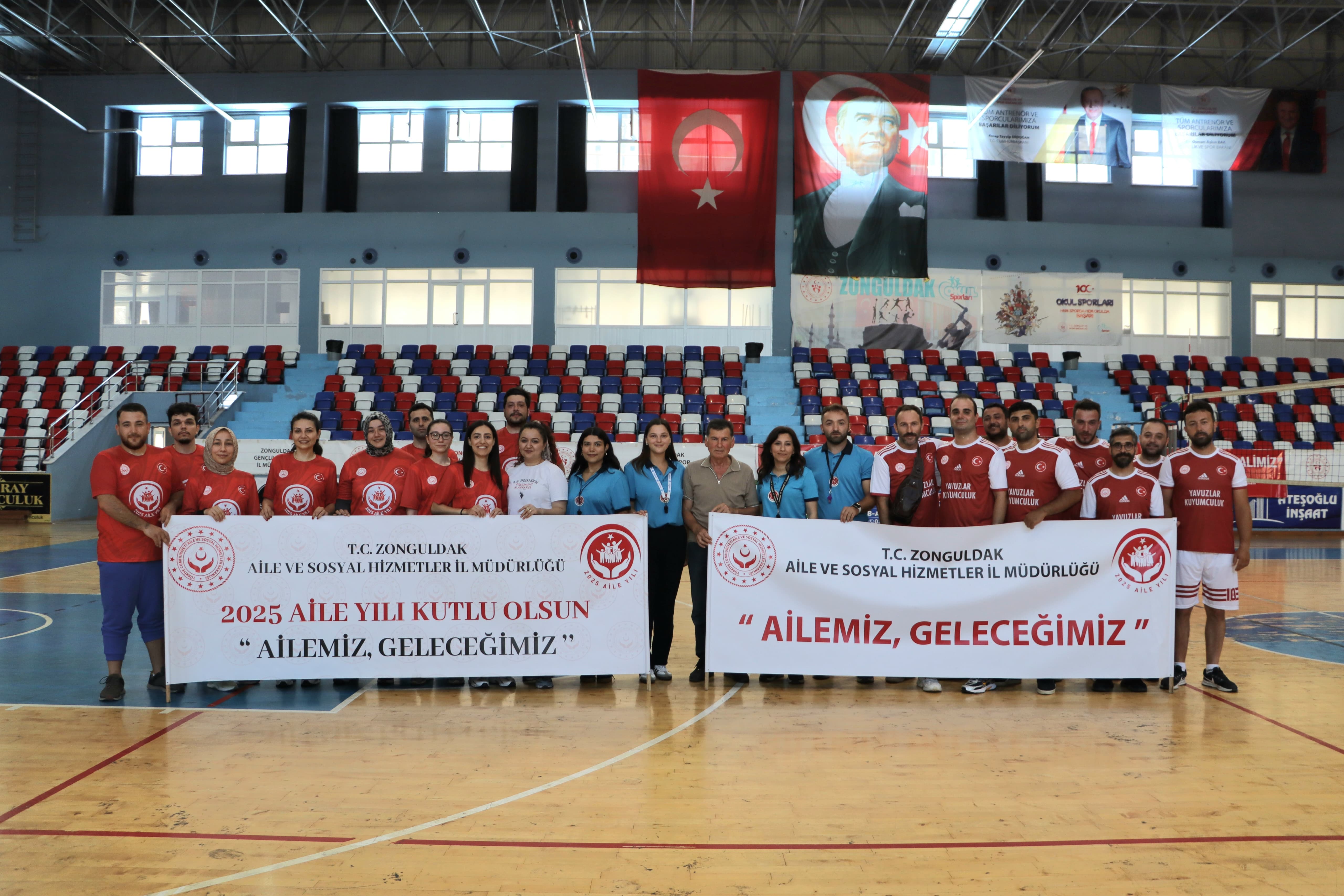 Zonguldak’ta Düzenlenen Voleybol Turnuvasında “Ailemiz Geleceğimiz” Pankartı Açıldı
