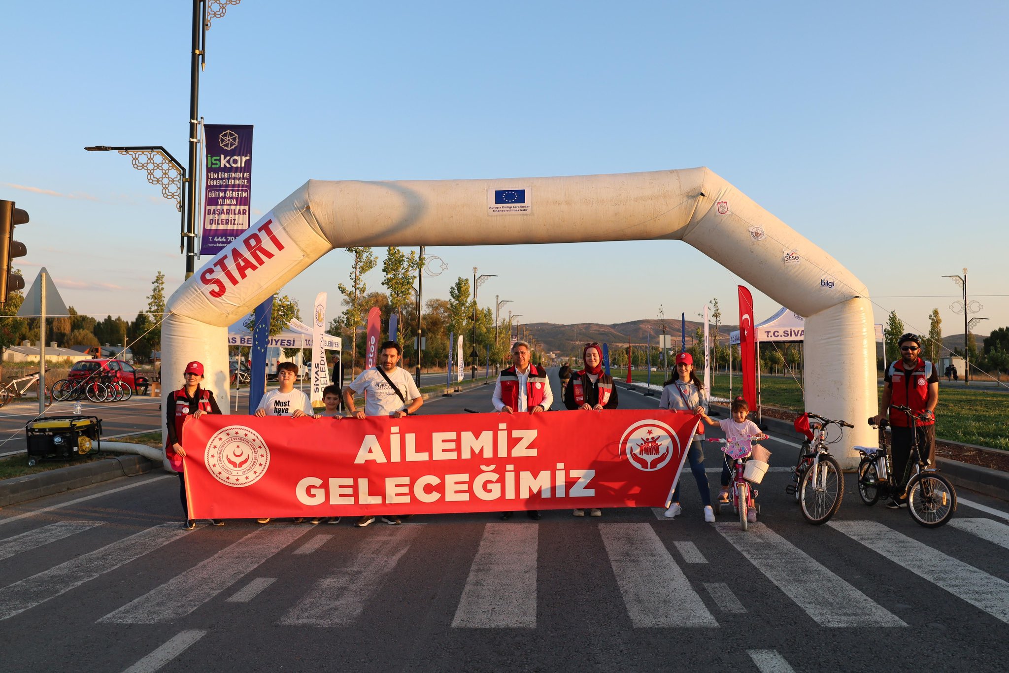 Sivas’ta Düzenlenen Bisiklet Turunda Aile Yılı Pankartı Açıldı
