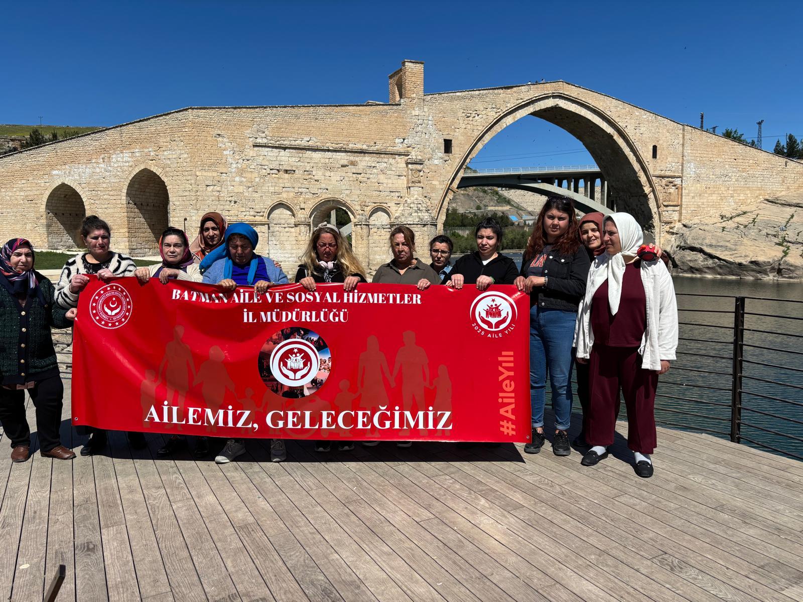 Batman’da Özel Gereksinimli Bireyler ve Ailelerine Yönelik Malabadi Köprüsüne Gezi Düzenlendi