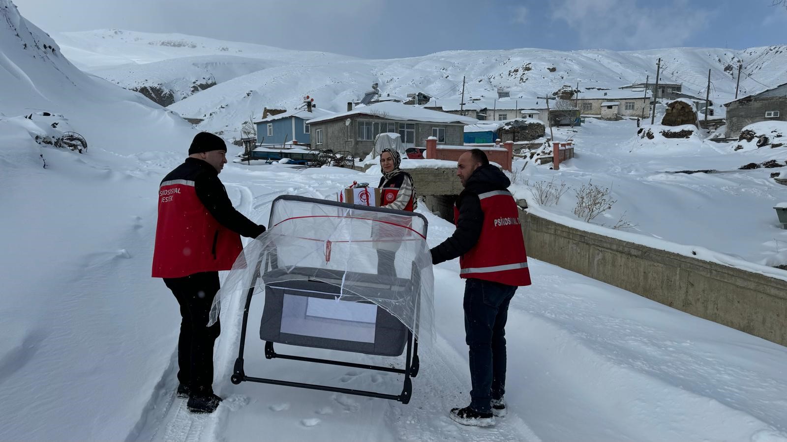Ardahan’da Aile Yılı Kapsamında Yeni Doğan Ziyaretleri Yapılıyor