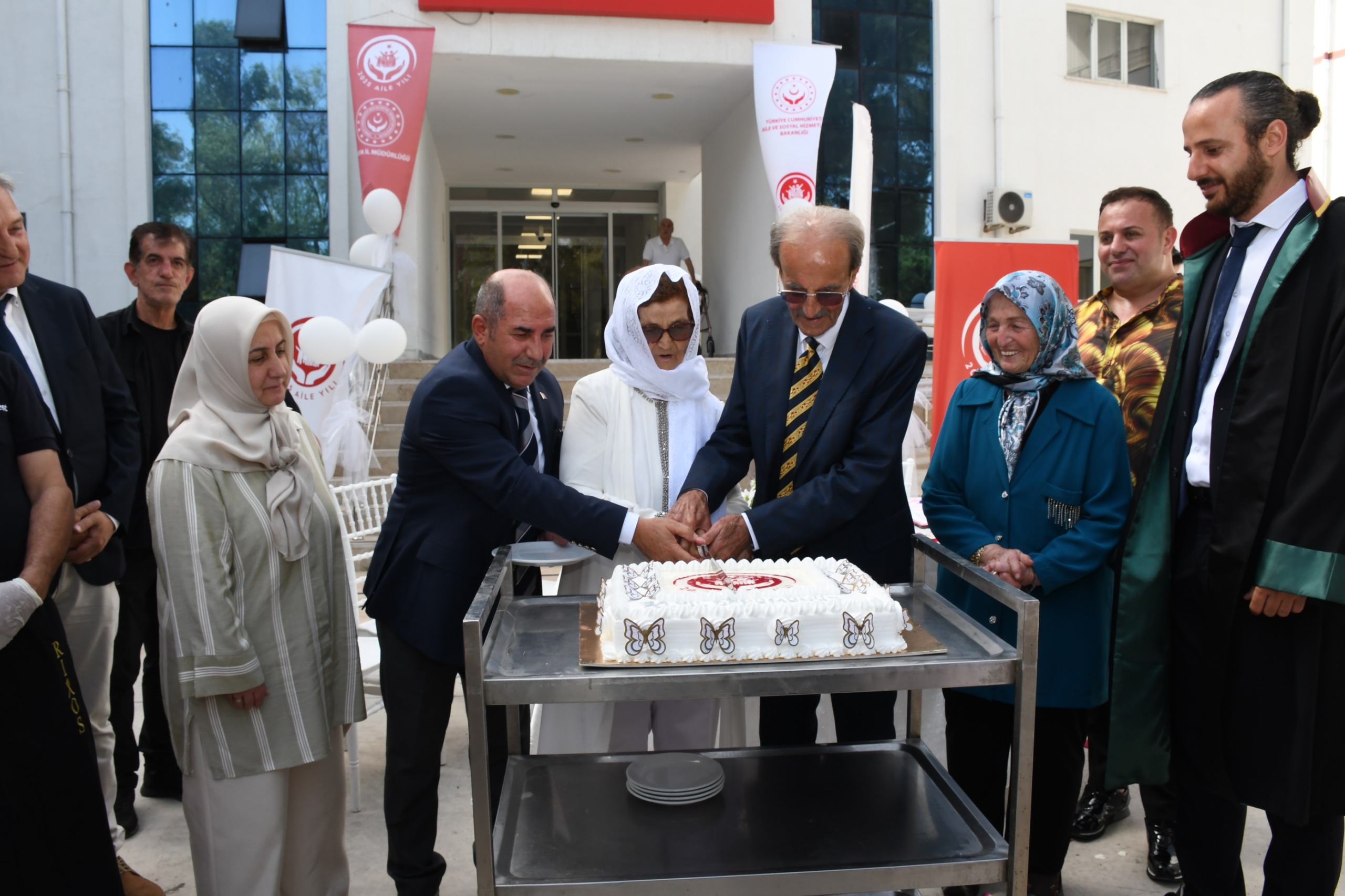 Antalya’da Evliliklerinin 70. Yılında Huzurevinde Nikah Tazelediler