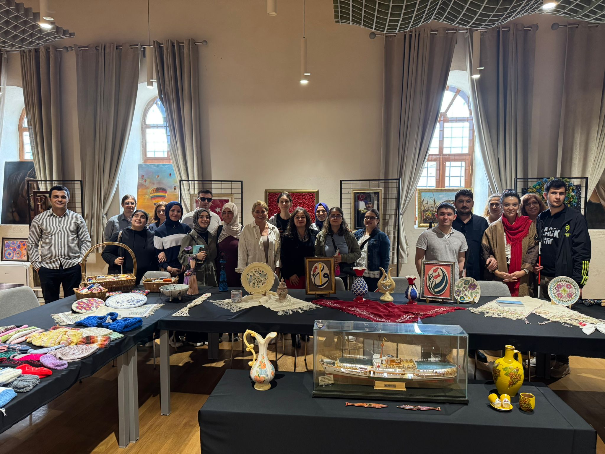 İstanbul Kültür Yolu Festivali’nde “Biz Büyük Bir Aileyiz” Sergisi Büyük İlgi Gördü