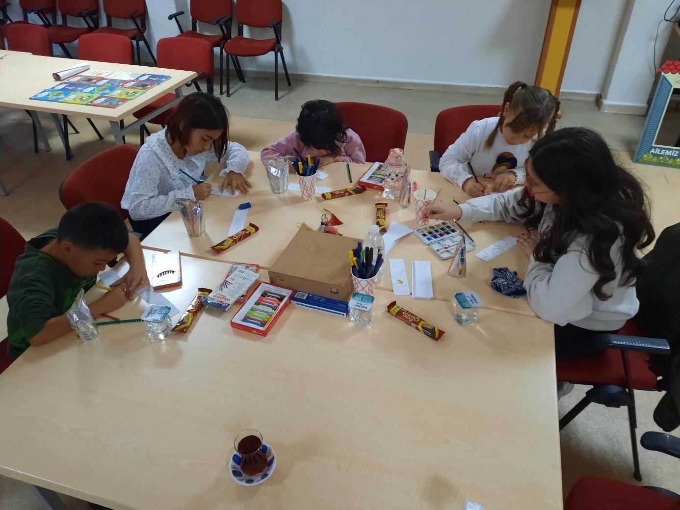 Manisa’da Çocuklara Yönelik Kitap Okuma ve Kitap Ayracı Tasarlama Atölyesi Düzenlendi