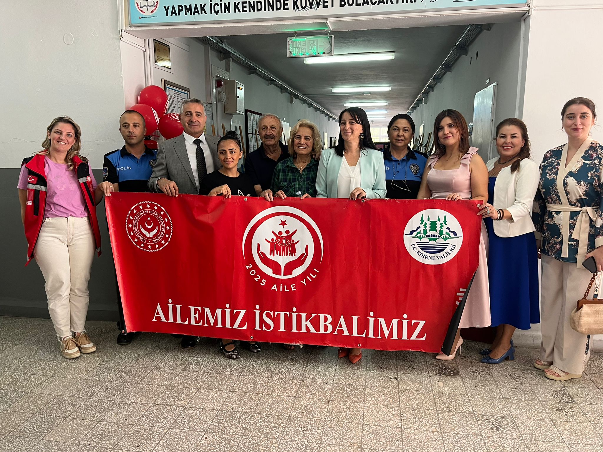 Edirne’de Bakanlık Hizmetlerinden Faydalanan İlköğretim Öğrencilerinin Resimlerinden Oluşan Sergi Açıldı