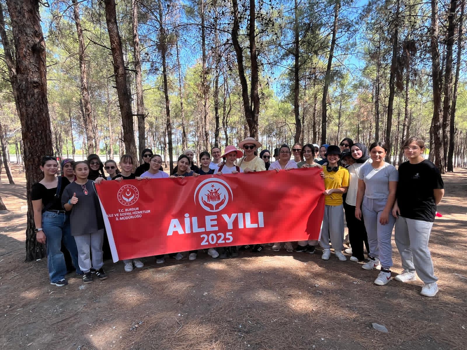  Burdur’da Aile Yılı Faaliyetleri Kapsamında  Kent Ormanında Çevre Temizliği Yapıldı
