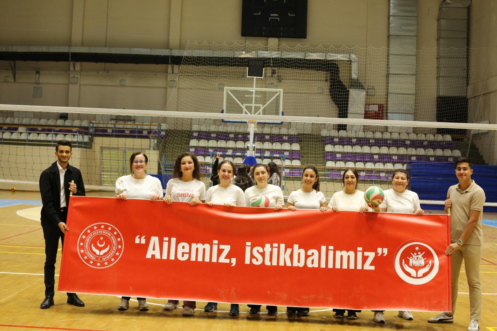 Afyonkarahisar’da Kurumlar Arası Voleybol Turnuvasında Aile Yılı Pankartı Açıldı
