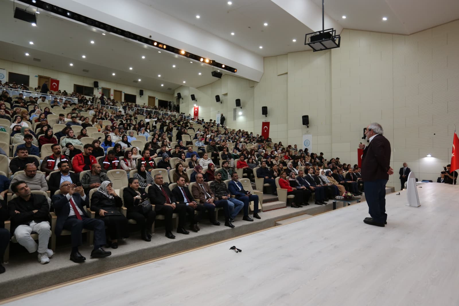  Bitlis’te  “Kutsal Bağlar, Kırılgan Bireyler: Aileyi Yeniden Düşünmek” Konulu Konferans Düzenlendi