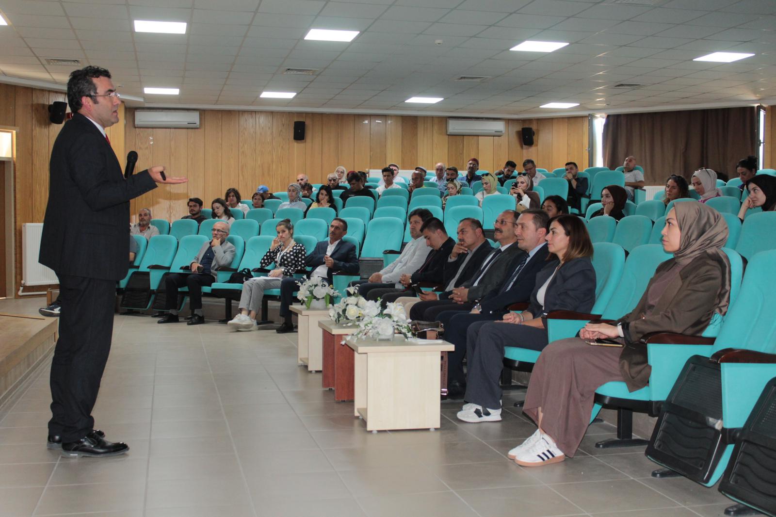 Aksaray’da “Birlikte Gülen Çiftler Daha Uzun Yaşar” Konulu Söyleşi Düzenlendi