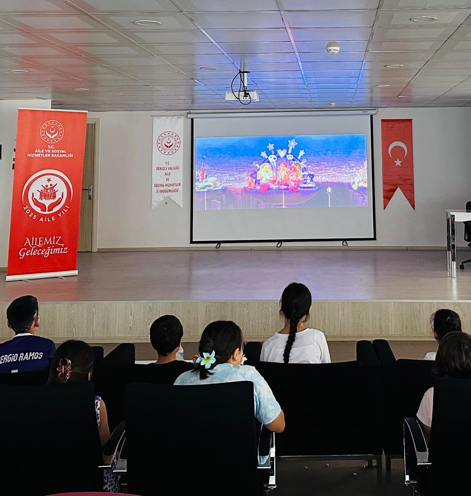 Denizli’de Çocuklara Yönelik Sinema Gösterimi Yapıldı